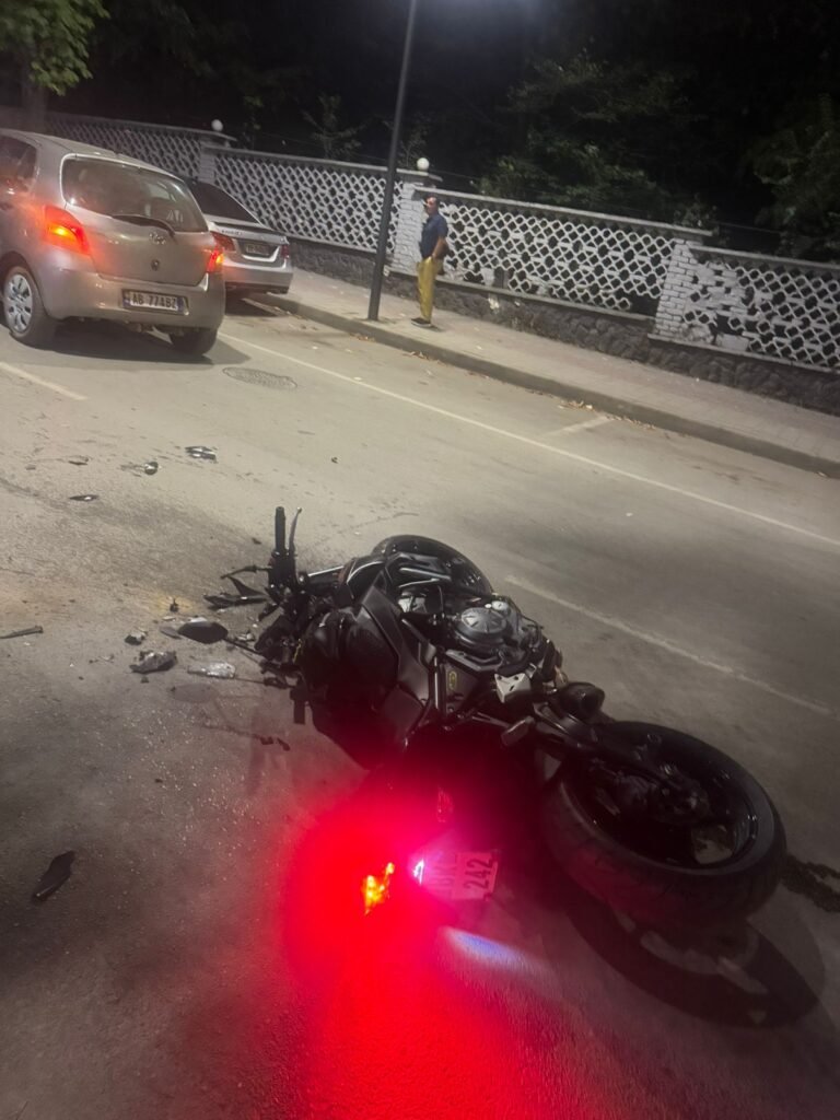 Një automjet përplas një motor në Korçë, drejtuesi i këtij të fundit përfundon në spital