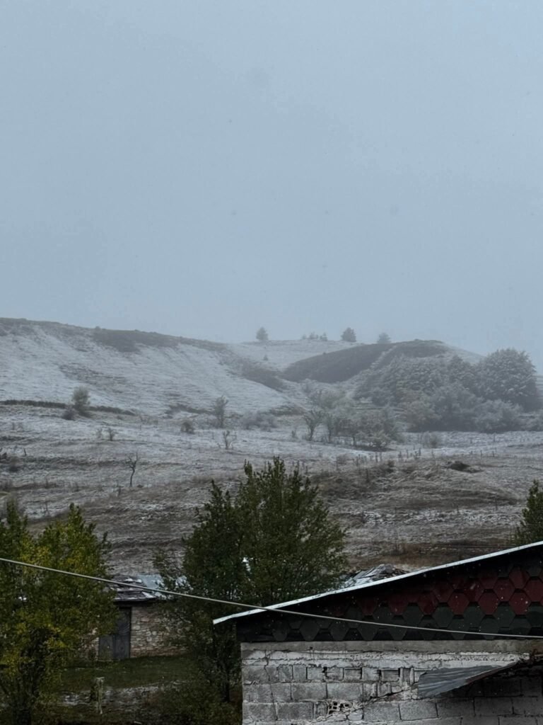 Dëborë në juglindje, temperaturat shkojnë nën minus