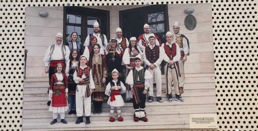 Ekspozita që bashkon Shqipërinë dhe Hungarinë: ‘Aromë Hungarie’ e Roland Tashos