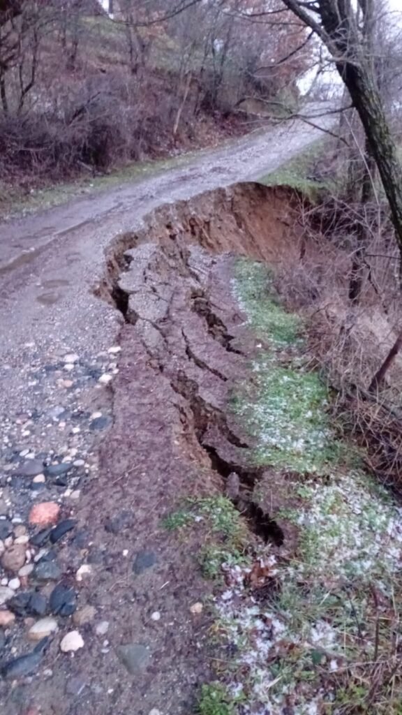 Evakuohen 5 familje në zonën e Pogradecit për shkak të shkarjeve të dheut dhe përmbytjeve