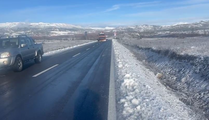 Përditësim mbi situatën në qarkun Korçë: rrëshqitje dherash, rrugë të bllokuara dhe probleme me energjinë elektrike