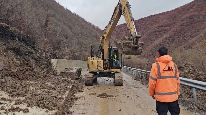 Punime për pastrimin e rrëshqitjeve në aksin Maliq–Lozhan, qarkullimi me një korsi