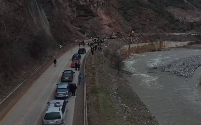 Bllokimi i aksit Prrenjas-Librazhd/ Paralizimi i tregtisë 1.2 miliardë euro me Greqinë dhe RMV-në dhe ndikimi në ekonomi