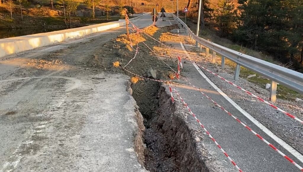 Mirëmbahet nga “ALKO IMPEX CONSTRUCTION”/ Rrëshqitja e tokës çan asfaltin në Gjinar, rruga drejt fshatit turistik në rrezik, banorët kërkojnë ndërhyrje