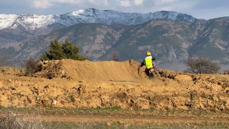 Pista e motocross në Polenë të Korçës tërheq të rinjtë dhe synon të kthehet në destinacion sportiv