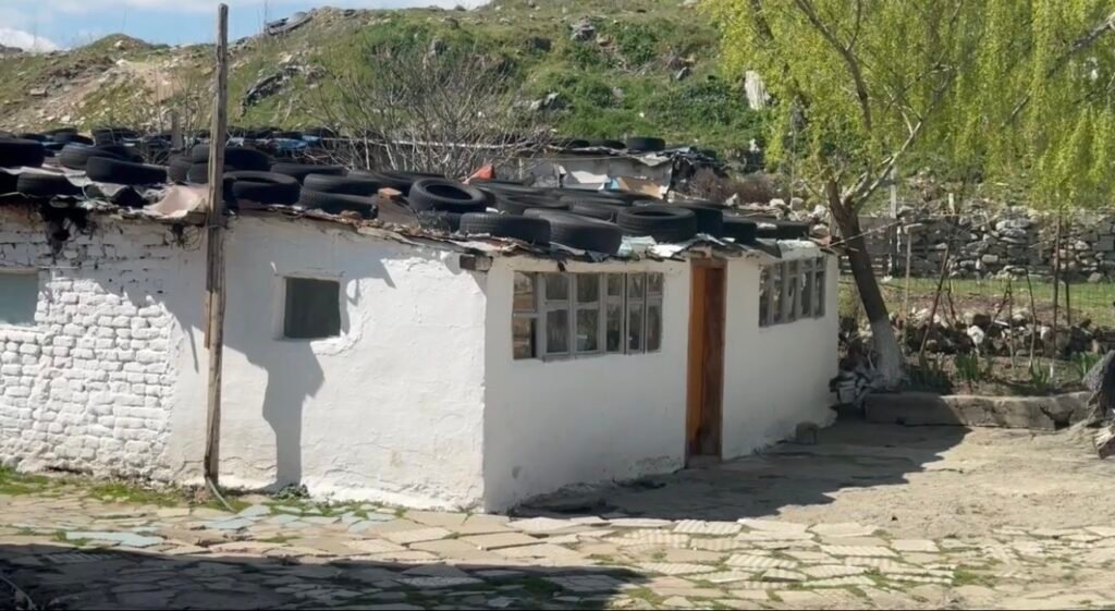 Në qarkun e Korçës jetojnë më shumë se 27.000 romë dhe egjiptianë, pjesa më e madhe e të cilëve jetojnë në kushte të vështira ekonomike.