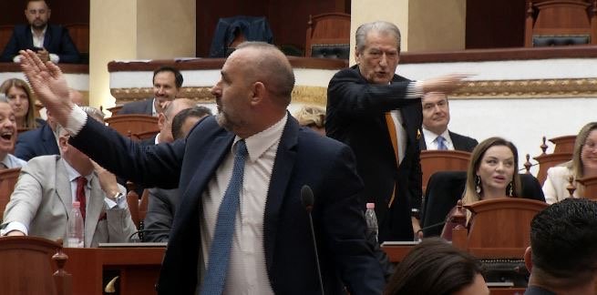 “Nuk jam Niko unë! Do të flasësh kur të të vijë radha”/ Peleshi “përplaset” me Ulsi Manjën, opozita “shpërthen” në duartrokitje