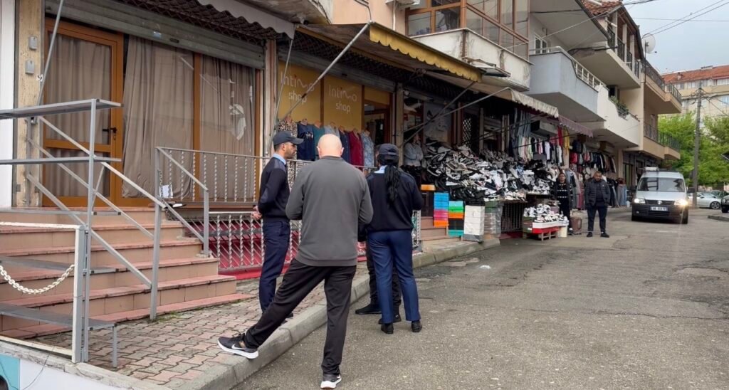 Tregtarët e tregut “maqedonas” në Korçë ulin qepenat, kundërshtojnë gjobat e Policisë Bashkiake