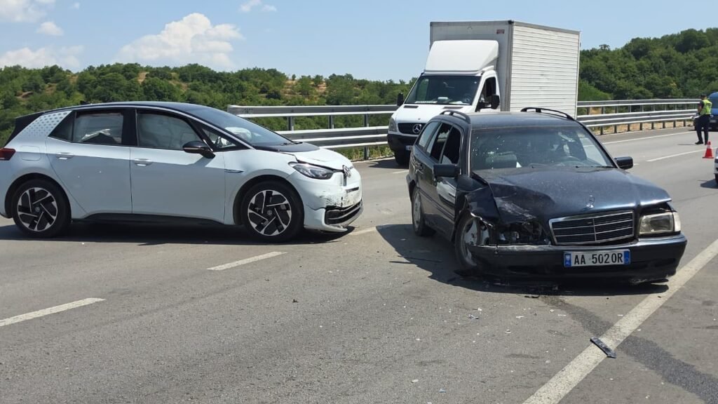 Aksident në Qafë Plloçë, plagosen drejtuesi i një mjeti dhe një fëmijë