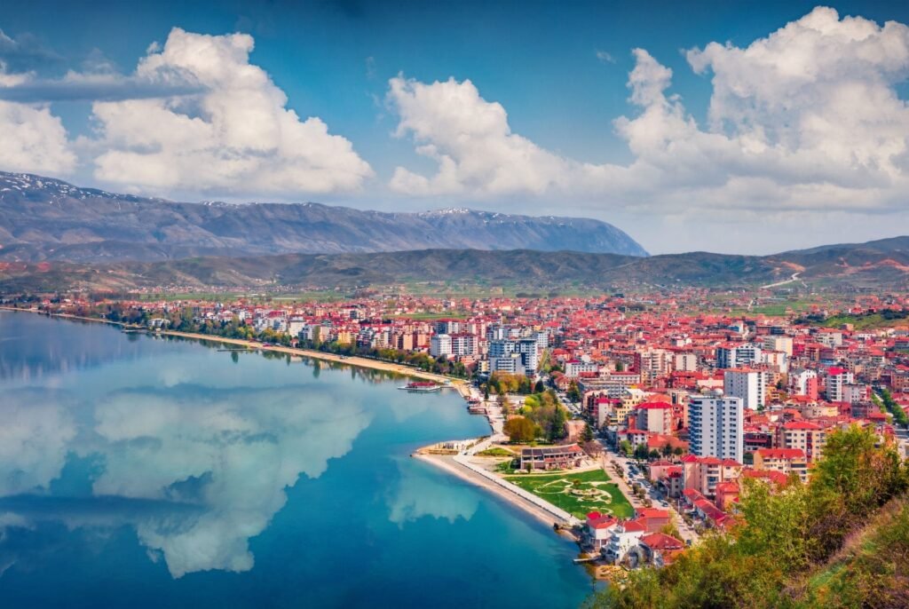 Pogradeci në kulmin e sezonit turistik, korriku sjell bum pushuesish dhe rritje të interesit nga turistët e huaj