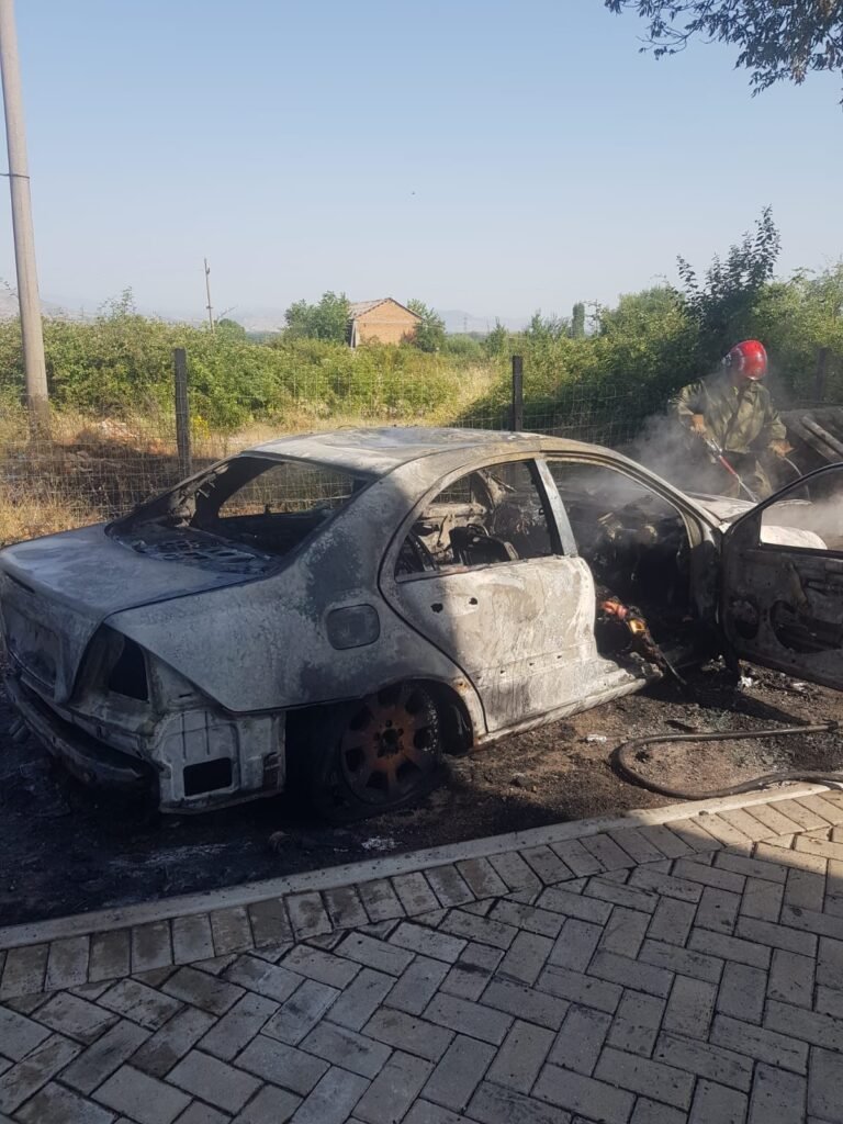 Dyshohet se dogji veten brenda në makinë, gjendet i vdekur një person në Korçë
