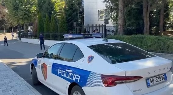 Transportonte emigrantë të paligjshëm nga Korça në Tiranë, policia arreston 21-vjeçarin nga Liboniku