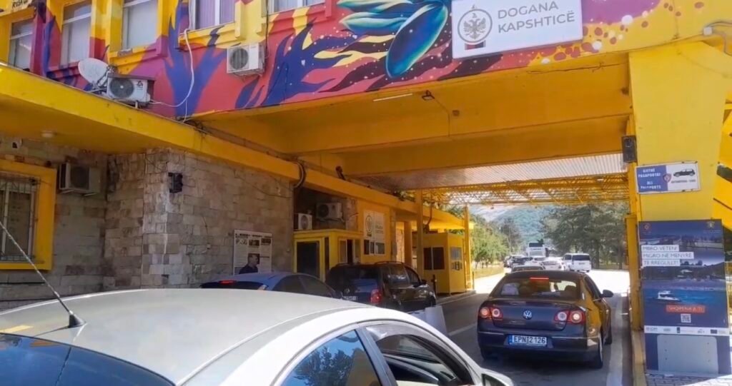 Mbi 30 mijë dalje nga Kapshtica në 4 ditë, emigrantët nisin kthimin
