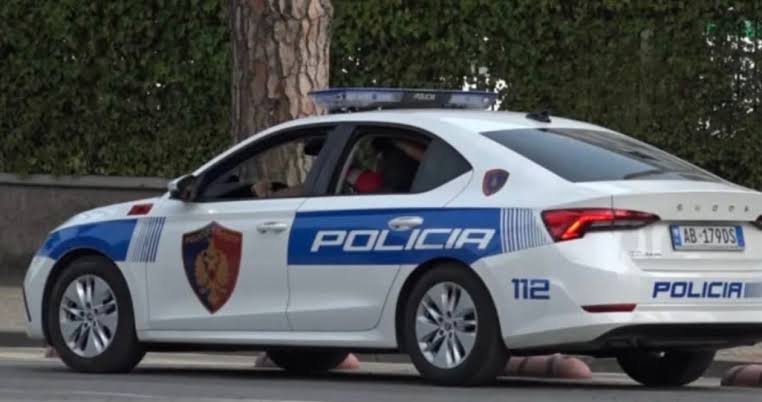 Maliq, kapet duke transportuar 5 emigrantë të paligjshëm