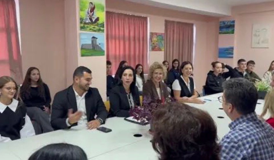 Evis Kushi në Pogradec: Siguria online, shqetësim për nxënësit dhe prindërit