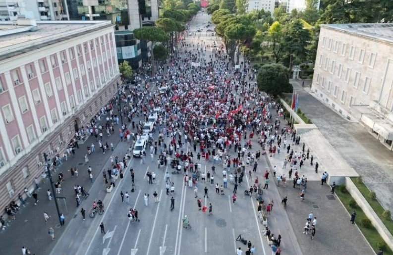 Rreth 500 demokratë nga juglindja pritet t’i bashkohen protestës në Tiranë